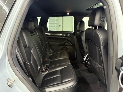 Used 2018 Porsche Cayenne Platinum Edition image 19