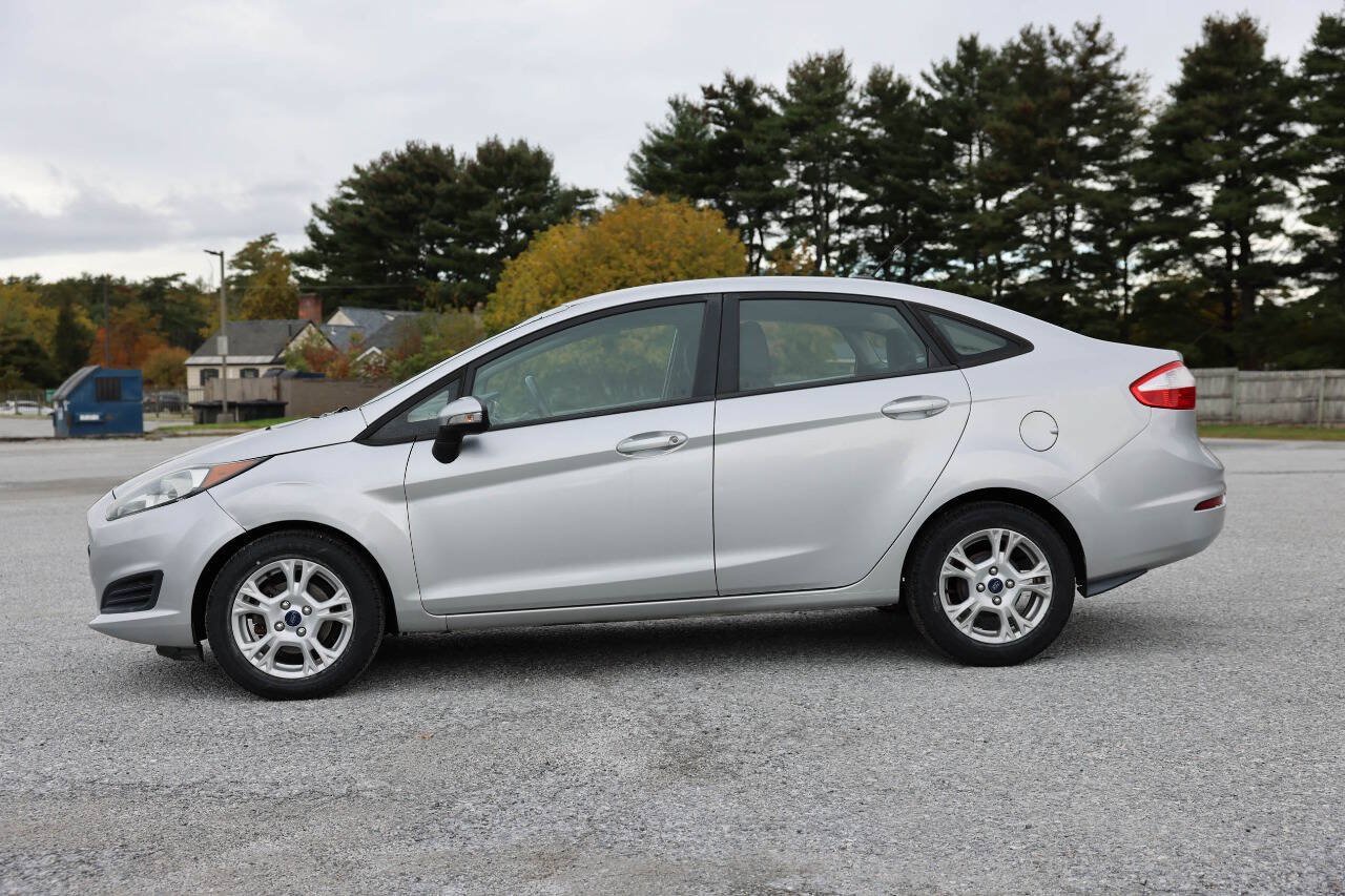 Used 2015 Ford Fiesta SE FWD image 2