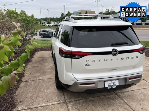 Used 2024 Nissan Pathfinder SL FWD image 3