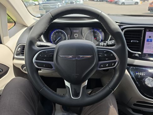 Used 2024 Chrysler Pacifica Touring-L FWD image 21