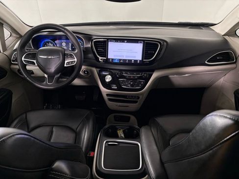 Used 2023 Chrysler Pacifica Touring-L FWD image 31