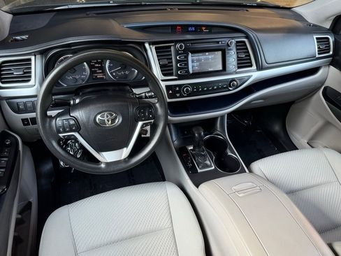 Used 2018 Toyota Highlander LE image 29