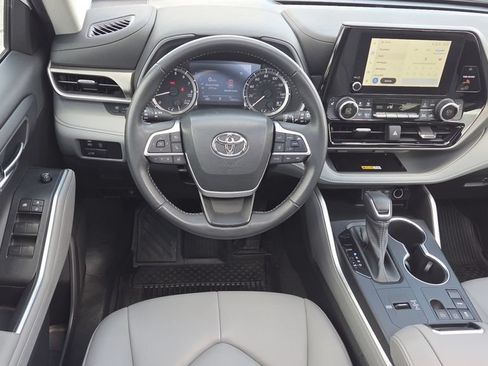 Used 2023 Toyota Highlander XLE FWD image 17