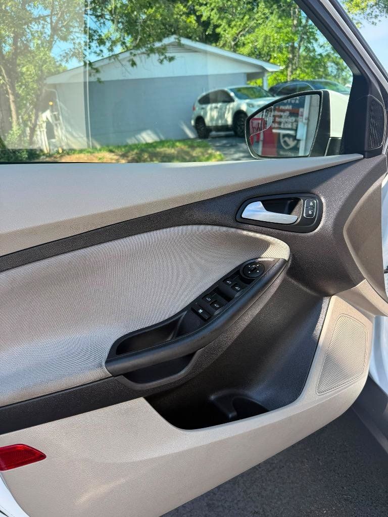 Used 2017 Ford Focus SE FWD image 15