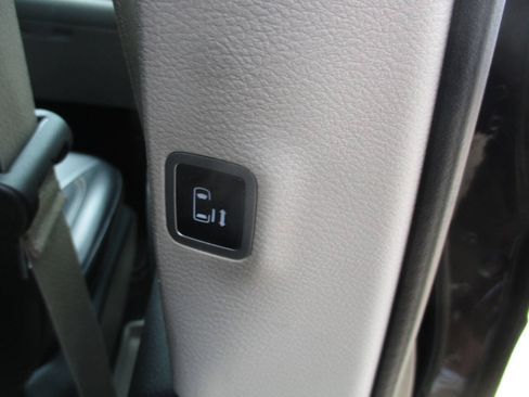 Used 2020 Chrysler Voyager Lxi FWD image 25