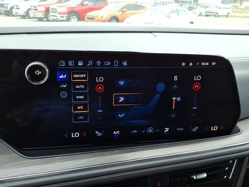 Used 2025 Chevrolet Suburban Z71 image 10