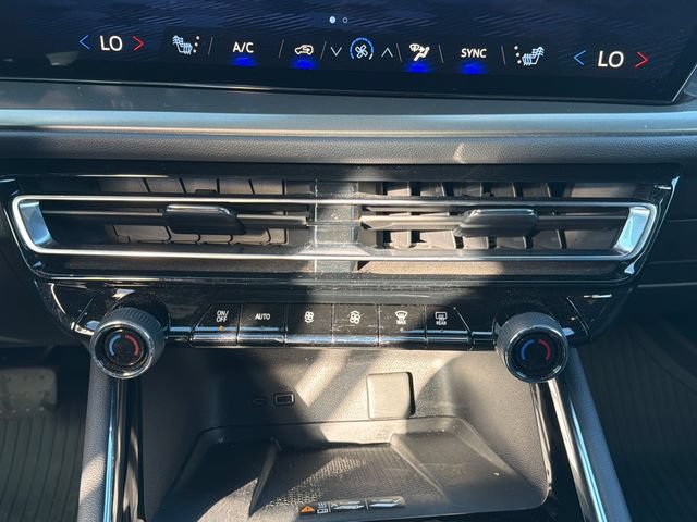 Used 2025 Chevrolet Traverse LT w/ Driver Confidence Package AWD/4WD image 33