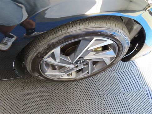 Used 2024 Hyundai Elantra SEL w/ Convenience Package FWD image 9