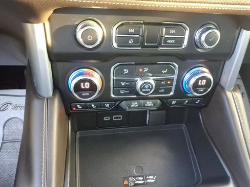Used 2022 GMC Yukon SLT w/ SLT Premium Package image 19