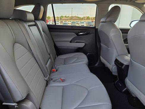 Used 2021 Toyota Highlander XLE FWD image 24
