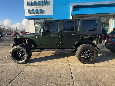Used 2010 Jeep Wrangler Unlimited Sahara image 3