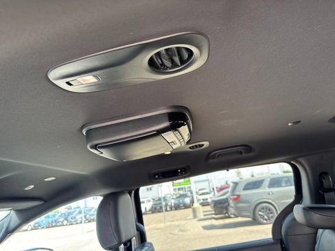Used 2020 Chrysler Pacifica Touring-L FWD image 9