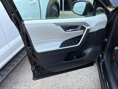 Used 2021 Toyota RAV4 XLE image 9