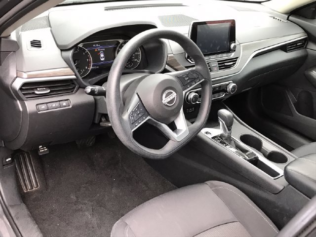 Used 2025 Nissan Altima 2.5 SV FWD image 3