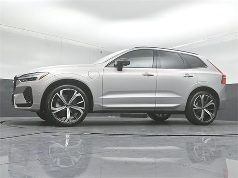 Used 2022 Volvo XC60 T8 R-Design w/ Advanced Package image 41