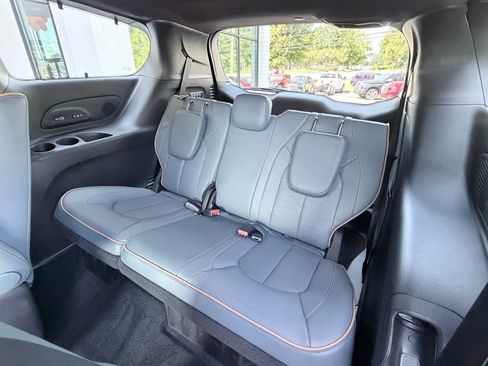 New 2027 Chrysler Pacifica Pinnacle w/ Theater Group FWD image 33