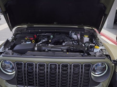Used 2026 Jeep Gladiator Rubicon AWD/4WD image 5