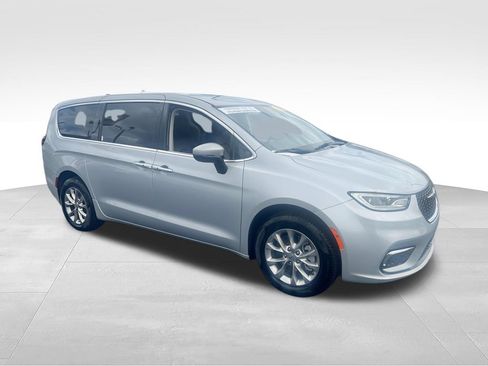 Used 2023 Chrysler Pacifica Touring-L AWD/4WD image 2