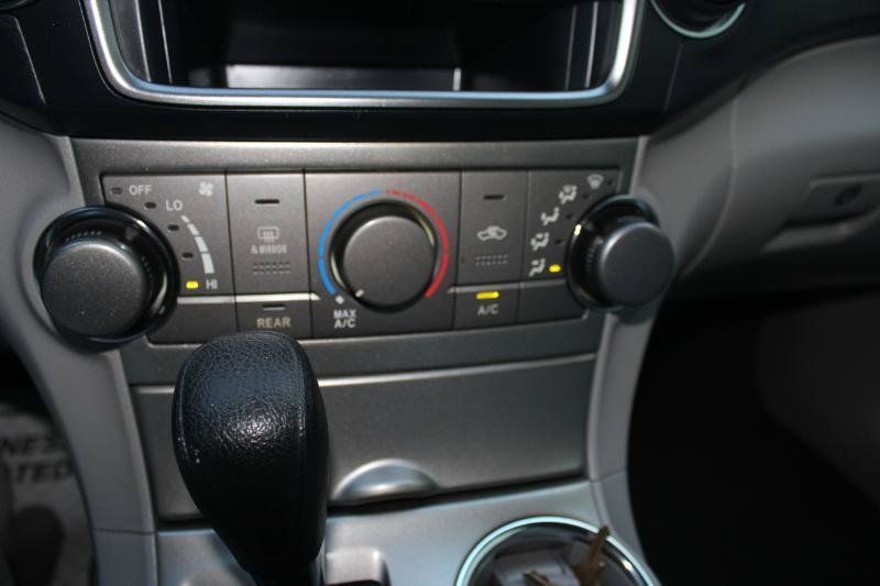 Used 2013 Toyota Highlander 4WD w/ Cold Weather Pkg image 28