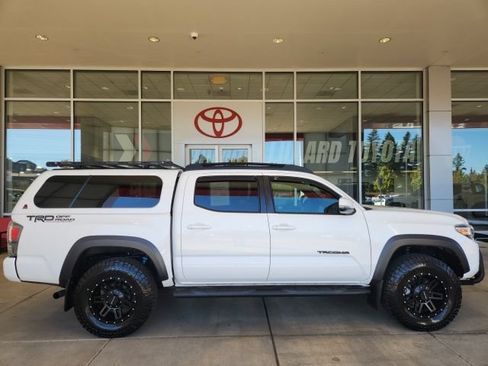 Certified 2022 Toyota Tacoma TRD Off-Road w/ Technology Package AWD/4WD image 3