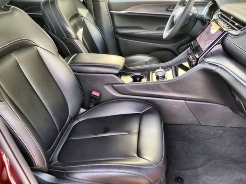 Used 2024 Jeep Grand Cherokee Limited image 23