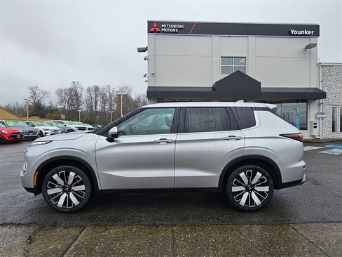 New 2026 Mitsubishi Outlander SE image 8