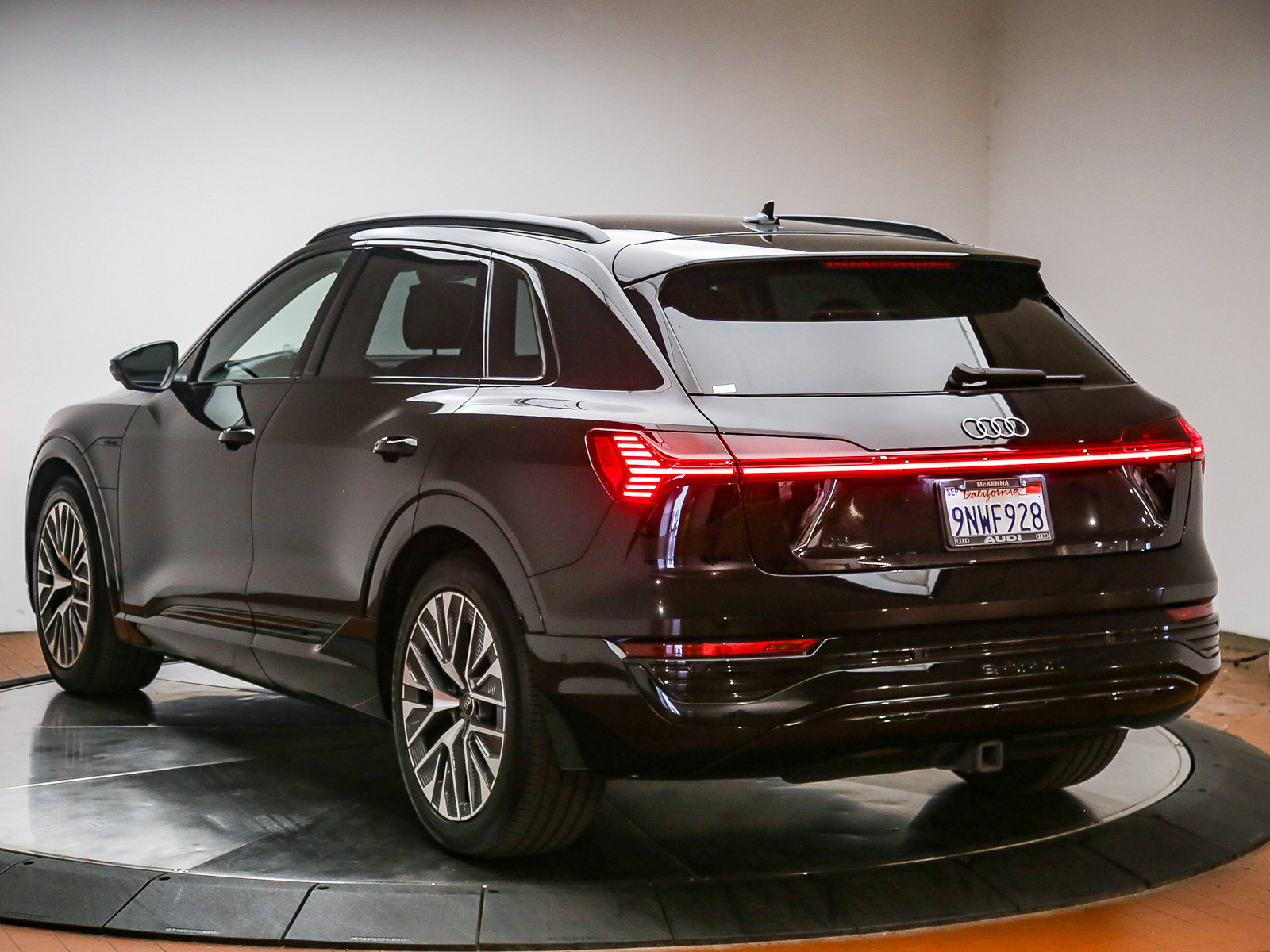 Certified 2024 Audi Q8 e-tron Premium Plus w/ Premium Plus Package AWD/4WD image 5
