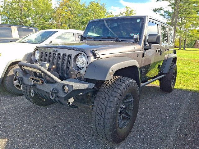 Used 2017 Jeep Wrangler Unlimited Rubicon w/ Cold Weather Group AWD/4WD image 3