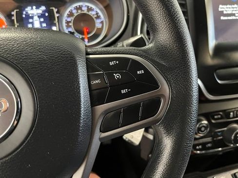 Used 2019 Jeep Cherokee Latitude w/ Popular Appearance Group FWD image 27