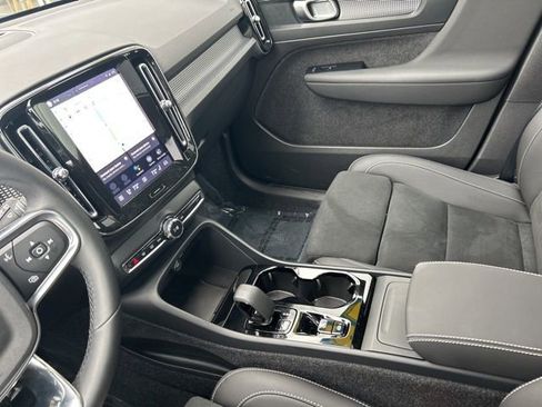 Certified 2025 Volvo XC40 B5 Plus image 19