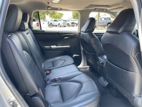 Certified 2021 Toyota Highlander XLE FWD image 28