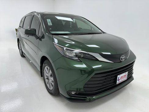 New 2026 Toyota Sienna XLE image 2