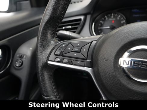 Used 2019 Nissan Rogue SV image 4