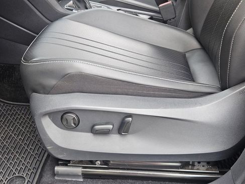 Used 2024 Volkswagen Tiguan SE AWD/4WD image 19