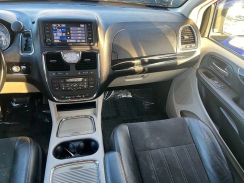 Used 2014 Chrysler Town & Country Touring-L image 40