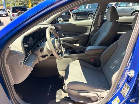 Used 2023 Hyundai Elantra SEL w/ Convenience Package FWD image 10