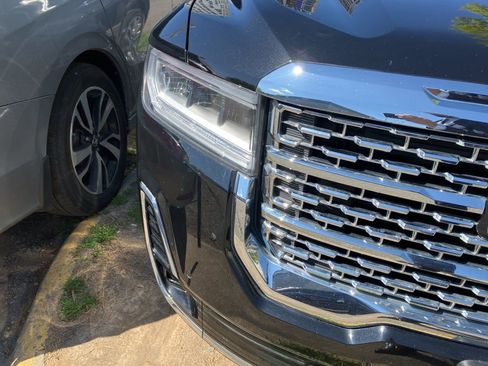 Used 2022 GMC Acadia Denali w/ Denali Ultimate Package image 3