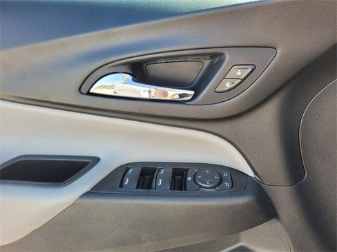 Used 2021 Chevrolet Equinox LS image 22