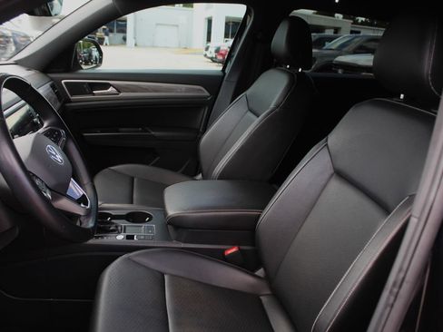 Used 2020 Volkswagen Atlas Cross Sport SE FWD image 18