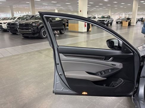 Used 2018 Honda Accord Touring image 19