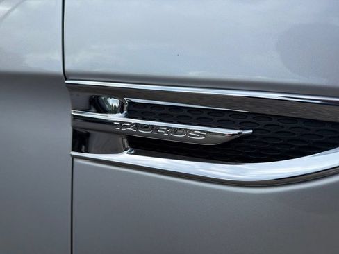 Used 2019 Ford Taurus Limited FWD image 39