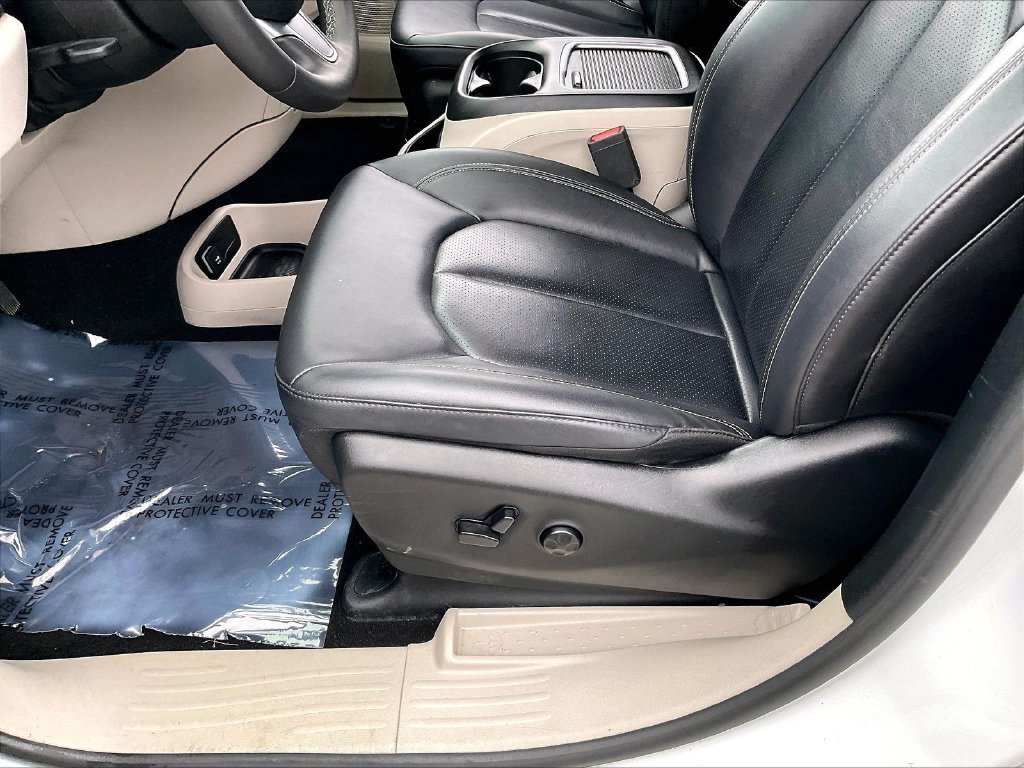 Used 2024 Chrysler Pacifica Limited FWD image 32