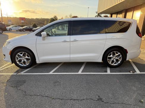 Used 2020 Chrysler Pacifica Touring w/ Tire & Wheel Group image 8