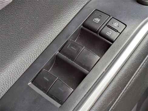 Used 2023 Toyota Highlander LE image 24