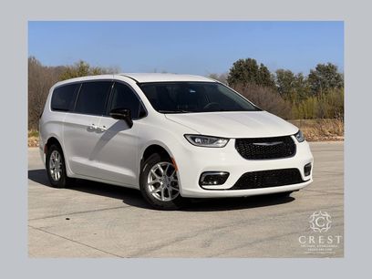 Used 2024 Chrysler Pacifica Touring-L