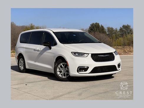 Used 2024 Chrysler Pacifica Touring-L image 1