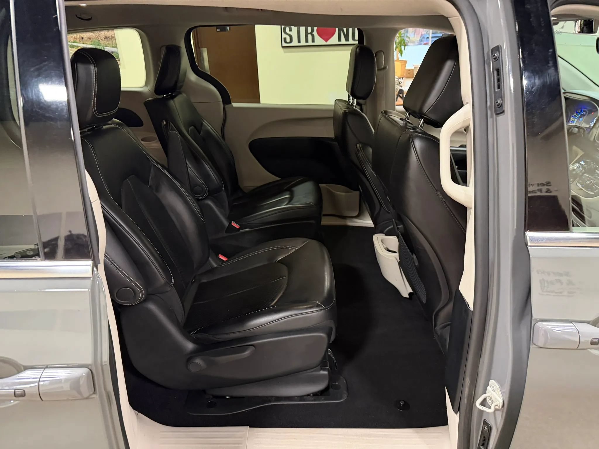 Used 2023 Chrysler Pacifica Touring-L FWD image 34