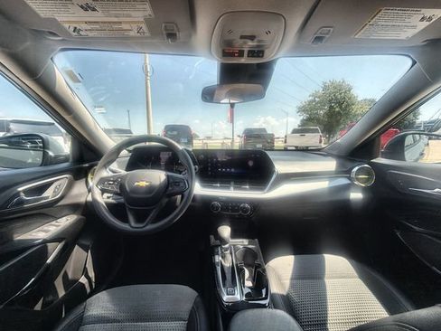 Used 2025 Chevrolet Trax LT FWD image 19
