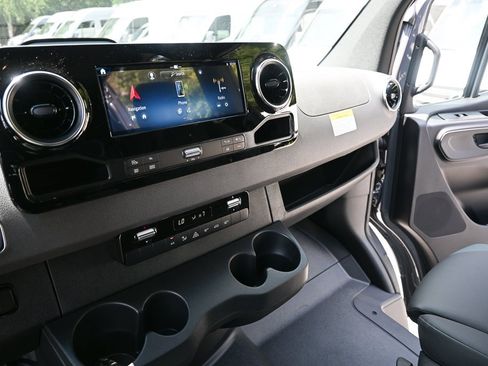Used 2025 Mercedes-Benz Sprinter 2500 image 13