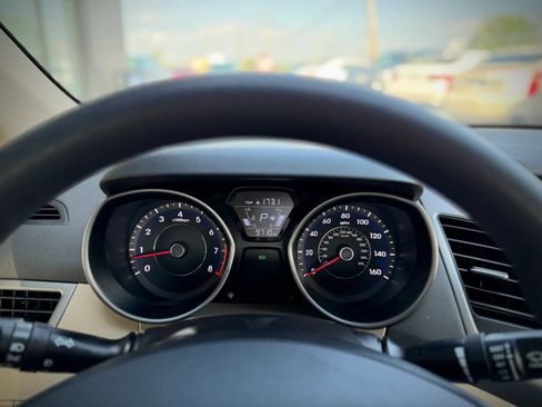 Used 2014 Hyundai Elantra SE w/ Option Group 02 FWD image 9